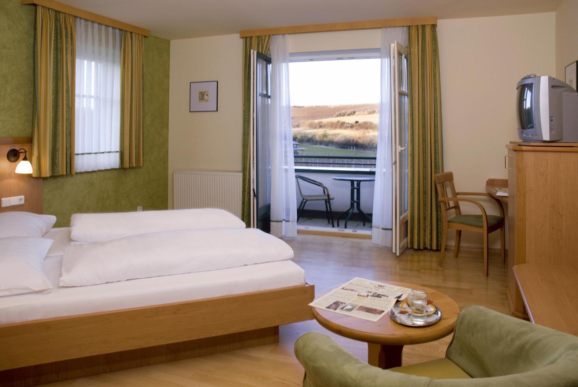 Hotel Neustifter Poysdorf Exteriör bild