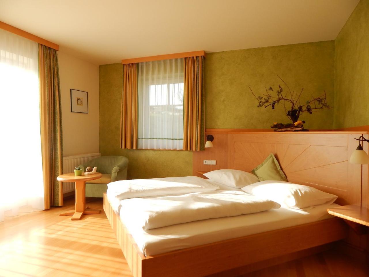 Hotel Neustifter Poysdorf Exteriör bild